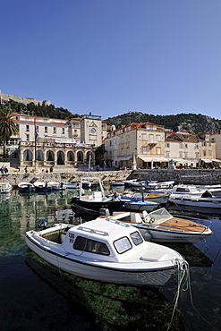 Venetian Loggia and the harbour with boats, Hvar, Hvar Island, Croatia, Europe