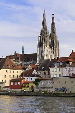 View over the Danube to the Regensburg Cathedral of St. Peter, UNESCO World Heritage Site Regensburg, Upper Palatinate, Bavaria, Germany, Europe