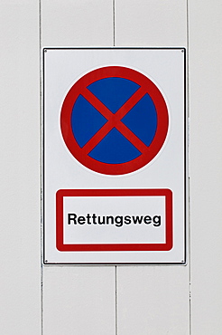 No standing sign, no parking sign, lettering "Rettungsweg", German for "escape route"