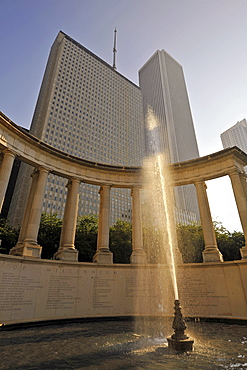 Fountain in front of the Millennium Monument, Wrigley Square, Millennium Park, at the rear, the Aon Building and One Prudential Plaza, Chicago, Illinois, United States of America, USA