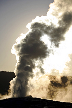 Old Faithful feyser eruption, Upper Geyser Basin, geothermal springs in Yellowstone National Park, Wyoming, United States of America, USA