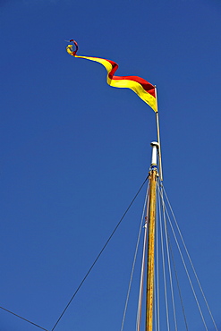 Mast of a sailing yacht with a flag, Friday Harbor, San Juan Island, Washington, Strait of Juan de Fuca, United States of America, USA