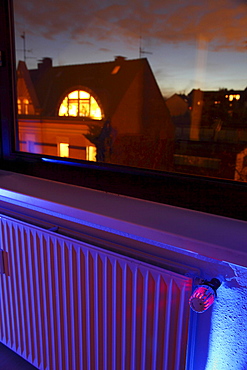 Radiator with thermostat, illuminated, window, heating costs