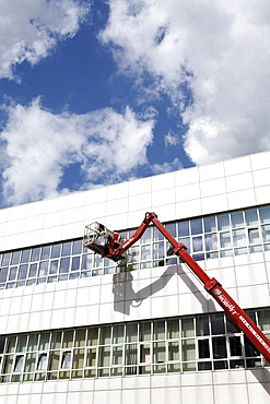 Building cleaner on a boom lift cleaning the windows of Neuss Courthouse, Lower Rhine, North Rhine-Westphalia, Germany, Europe