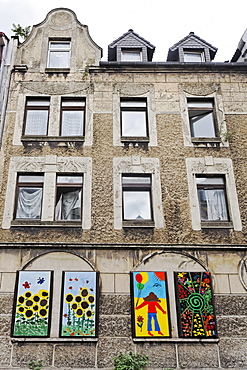 Old house about to be demolished, covered windows with children's drawings, Bruckhausen district, Duisburg, North Rhine-Westphalia, Germany, Europe