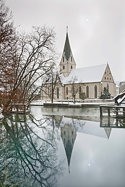 Monastery church reflected in the Blautopf spring, Kloster Blaubeuren monastery, Blaubeuren, Swabian Alb, Baden-Wuerttemberg, Germany, Europe