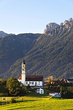 Church of St. Nicholas in Pfronten, Aggenstein mountain at the back, Tannheimer Berge mountain range, Ostallgaeu district, Allgaeu region, Swabia region, Bavaria, Germany, Europe