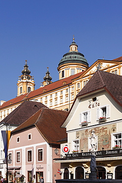 Town hall square with Kolomanbrunnen fountain and Stift Melk Abbey, Melk, Wachau, Mostviertel district, Lower Austria, Austria, Europe