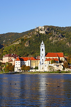 Duernstein with Stiftskirche collegiate church and castle ruins, view over the Danube river, Wachau, Waldviertel, Lower Austria, Austria, Europe