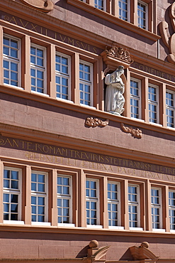 Rotes Haus, Red House on Hauptmarkt square, sculpture on the decorative facade, Trier, Rhineland-Palatinate, Germany, Europe