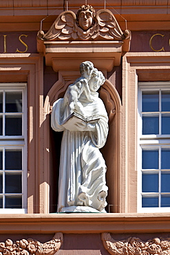 Figure, facade decoration, Rotes Haus, Red House on Hauptmarkt square, Trier, Rhineland-Palatinate, Germany, Europe