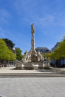 Sankt Georgsbrunnen fountain, Kornmarkt square, Trier, Rhineland-Palatinate, Germany, Europe