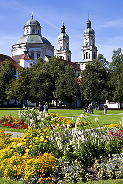 Looking through the park towards the Basilica of St. Lorenz, a former Benedictine abbey church of the Prince Abbot of Kempten, today the Parish Church of St. Lorenz, Diocese of Augsburg, Residenz Square, Kempten, Lower Allgaeu, Allgaeu, Swabia, Bavaria, G