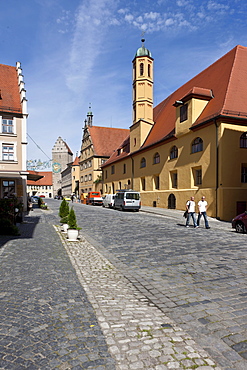 Street leading to the Rothenburger Tor gate, Dinkelsbuehl, administrative district of Ansbach, Middle Franconia, Bavaria, Germany, Europe