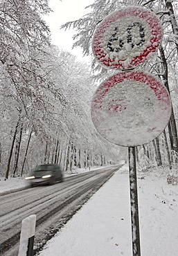 Speed limit of 60 on a snow-covered highway in winter with fast traffic, Hesse, Germany, Europe