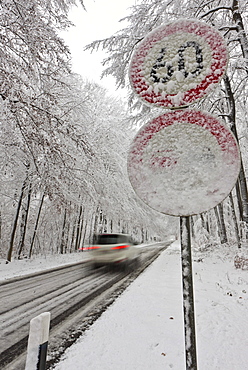 Speed limit of 60 on a snow-covered highway in winter with fast traffic, Hesse, Germany, Europe