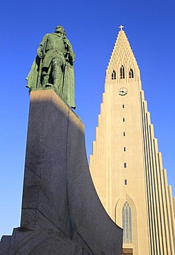 Statue of Leif Eriksson, Hallgrimskirkja church, church of Hallgrimur, Reykjavik, Iceland, Europe