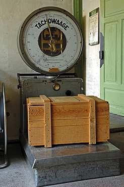 Old Tachowaage scales, from around 1940, with a wooden box in a packing room from 1930, Museum of Industry, Sichartstrasse 5-25, Lauf an der Pegnitz, Middle Franconia, Bavaria, Germany, Europe