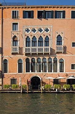 Gothic Ca'Sagredo, Morosini Sagredo Palace, built in 14th - 15th century, now Luxury Hotel, Grand Canal, Cannaregio, Venice, Veneto, Italy, Europe