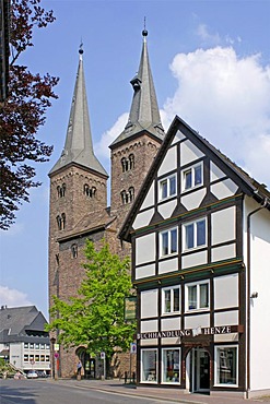 Half-timbered houses and Kiliani Church, Hoexter, Weserbergland, Weser Uplands, Lower Saxony, Germany, Europe