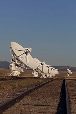 The Very Large Array radio telescope consists of 27 large dish antennas, the facility is part of the National Radio Astronomy Observatory, the tracks enable astronomers to move the antennas to different locations, on the Plains of San Agustin in Datil, we