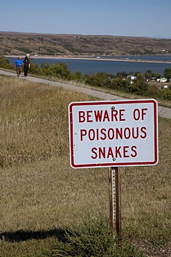 Beware of poisonous snakes, sign at a rest stop on Interstate 90 at a hiking trail above the Missouri River, Chamberlain, South Dakota, USA