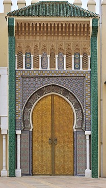 Brass door in the ornate entrance of the royal palace, Dar el Makzhen Fes, Morocco, Africa