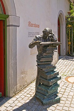 Der Wahrheitssucher or the truth-seeker, life-size bronze sculpture by Gisela Steimle in front of the Kornhaus building with library, Wangen, Allgaeu, Baden-Wuerttemberg, Germany, Europe