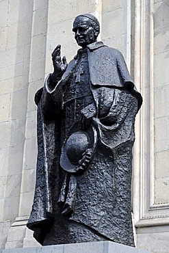 Statue of Cardinal Jose Maria Caro Rodriguez, Primado Cardenal de Chile, Metropolitan Cathedral, Santiago de Chile, Chile, South America