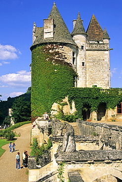 Chateau des Milandes castle near Castelnaud-la-Chapelle, Departement Dordogne, Region Aquitaine, France, Europe