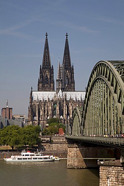 Cologne Cathedral and Hohenzollernbruecke, rail bridge, passenger ship on the Rhine, Cologne, North Rhine-Westphalia, Germany, Europe