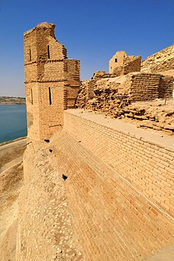 Historic Jaabar castle or Qal'at Ja'bar overlooking Lake Assad, Euphrates, Syria, Middle East, West Asia