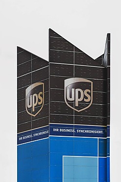 UPS Logo, United Parcel Service of America, with the slogan "Ihr Business, Synchronisiert", German for "your business, synchronized"