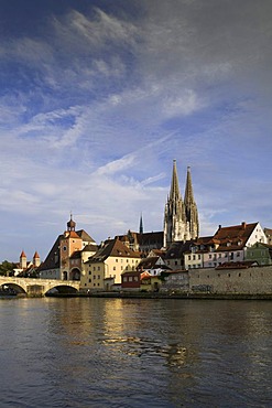 View across the Danube River looking towards the historic district, Steinerne Bruecke bridge, Brueckturm tower, Amberger Stadel building, Regensburg Cathedral, UNESCO World Heritage, Regensburg, Upper Palatinate, Bavaria, Germany, Europe