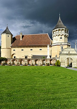 Grand Courtyard, Renaissance castle Rosenburg am Kamp, stormy atmosphere, Rosenburg-Mold, Kamp Valley Nature Park, Waldviertel region, Lower Austria, Austria, Europe