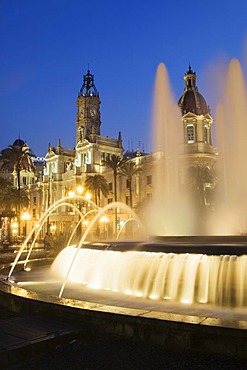 Fountain on the Plaza del Ayuntamineto square outside the city hall, Valencia, Comunidad Valencia, Spain, Europe