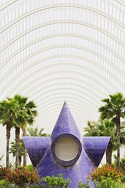 Sculpture in the L'Umbracle palm garden, Ciudad de las Artes y las Ciencias City of Arts and Sciences, Valencia, Comunidad Valencia, Spain, Europe