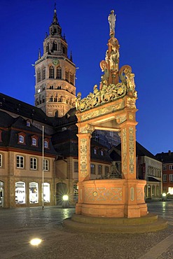 Fountain at the square in front of the cathedral at dusk, Mainz, Rhineland-Palatinate, Germany, Europe