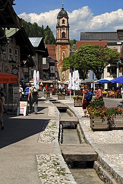 Shopping street with view on the parish church of St. Peter and St. Paul, Baroque style from around 1740, Obermarkt, Mittenwald, Upper Bavaria, Bavaria, Germany, Europe