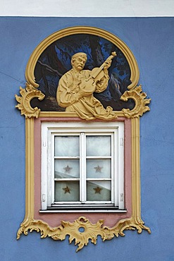 Relief figure of a violin maker, 1996, design and stucco by Sebastian Pfeffer, fresco by Stephen Pfeffer, Obermarkt 9, Mittenwald, Upper Bavaria, Bavaria, Germany, Europe