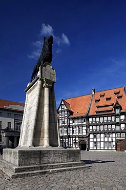 Burgplatz castle square with Braunschweiger Loewe lion monument, chamber of trade in the Von Veltheimsches Haus building, guild house in the Huneborstelsches Haus building, Braunschweig, Lower Saxony, Germany Europe