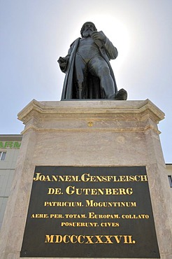 Memorial to Johannes Gutenberg by Bertel Thorvaldsen, Gutenbergplatz square, Mainz, Rhineland-Palatinate, Germany, Europe