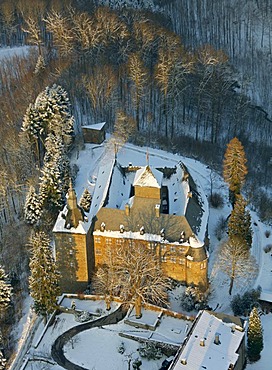 Aerial photo, Burg Schnellenberg Castle in the snow in winter, Attendorn, North Rhine-Westphalia, Germany, Europe