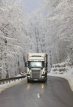 Road traffic in winter, Swabian Alb, Baden-Wuerttemberg, Germany, Europe