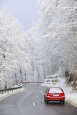 Road traffic in winter, Swabian Alb, Baden-Wuerttemberg, Germany, Europe