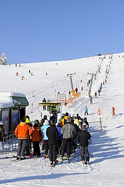 Skilift and skiers on Mt Feldberg, southern Black Forest, Baden-Wuerttemberg, Germany, Europe