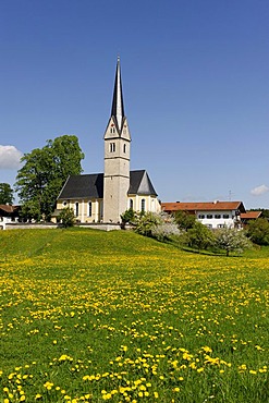 St. Leonhard-Kirche church, Reichersdorf at the Seehamer See lake, Upper Bavaria, Bavaria, Germany, Europe