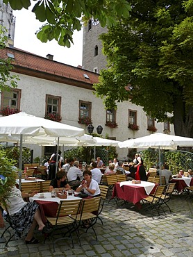 Bischofshof beer garden restaurant, historic centre of Regensburg, UNESCO World Heritage Site, Bavaria, Germany, Europe