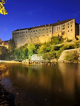 Cesky Krumlov Castle above the Vltava River in the evening, Cesky Krumlov, Czech Republic, Europe