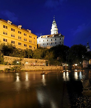 Cesky Krumlov Castle above the Vltava River in the evening, Cesky Krumlov, Czech Republic, Europe